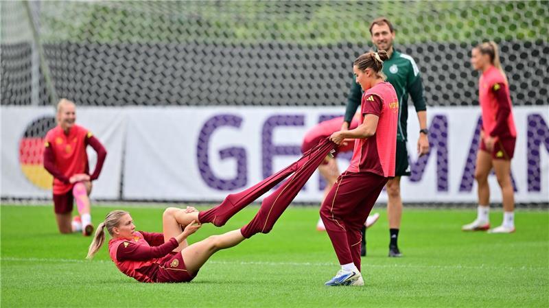 Elisa Senß (l.) und Carlotta Wamser: Warm anziehen gegen Spanien?
