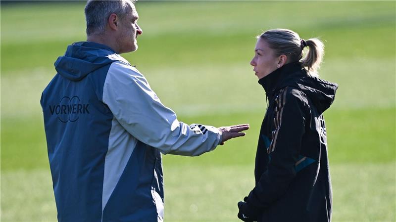 Mittelfeld-Casting bei DFB-Frauen: Schafft es Oberdorf noch? Elisa Senß (r) überzeugte zuletzt Bundestrainer Christian Wück.