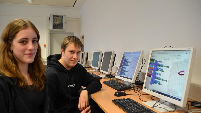 3D-Druck: In Freiburg üben sich Schüler in der Technik der Zukunft Elisa und Jonathan haben am Rechner ein Häuschen als Ausstechform gezeichnet.