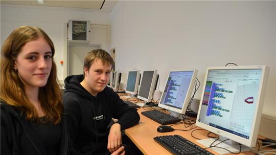 Elisa und Jonathan haben am Rechner ein Häuschen als Ausstechform gezeichnet.