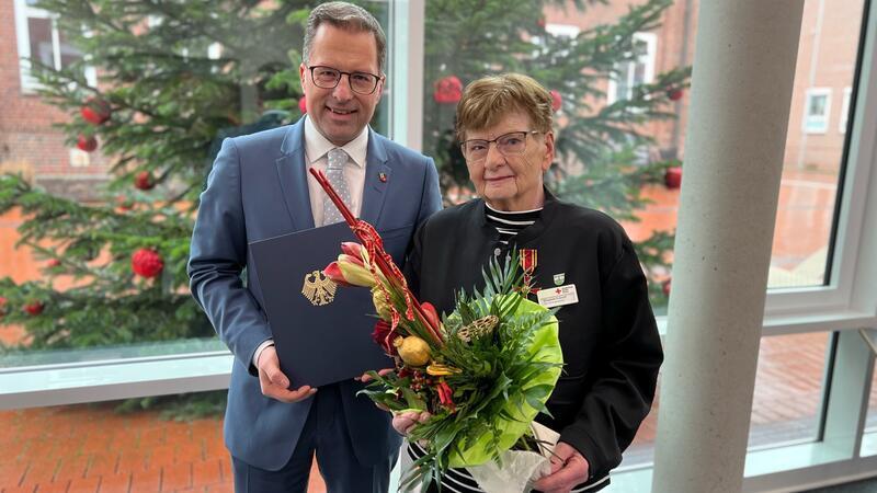 Altländerin mit Herz: Elisabeth Eckhoff erhält das Bundesverdienstkreuz Elisabeth Eckhoff erhält Bundesverdienstkreuz aus den Händen von Landrat Kai Seefried.