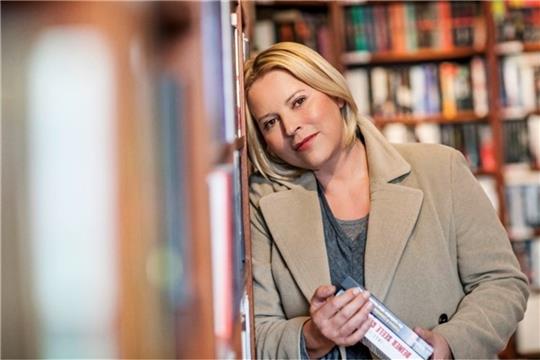 Elisabeth Herrmann liest im Kornspeicher. Foto: Breuer