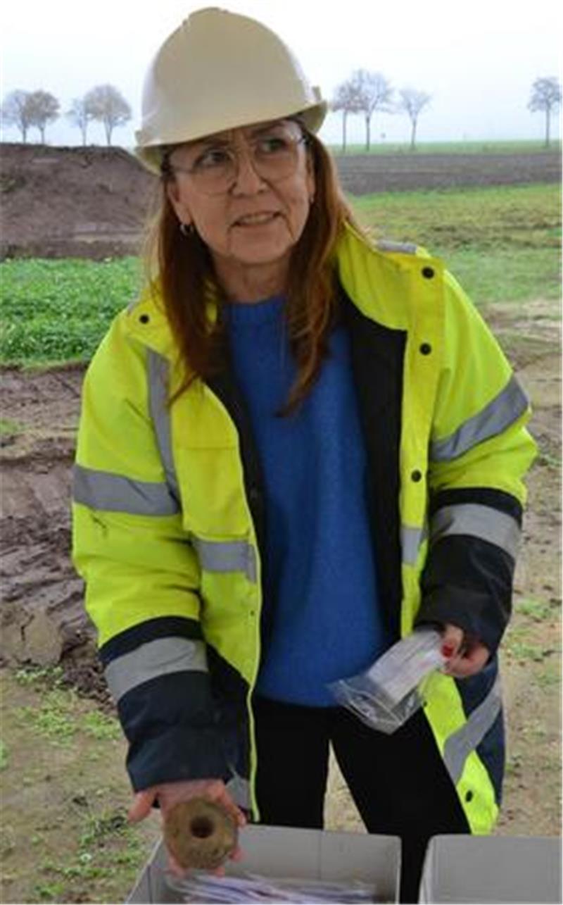 Archäologen: Spannende Funde entlang der Suedlink-Trasse Elisabeth-Ida Faulstich-Schilling, die Inhaberin der Grabungsfirma Fiak, präsentiert das Schmuckstück unter den bisherigen Funden: ein Webgewicht, etwa 1500 Jahre alt.