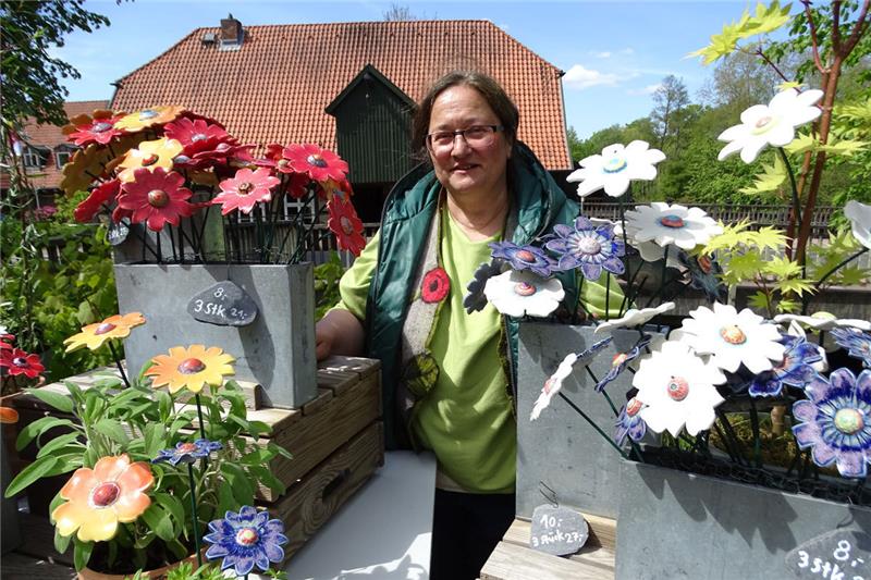 Elisabeth Könings-Schumann mit ihren Blumen aus Keramik, die niemals verblühen. Fotos: Lepél