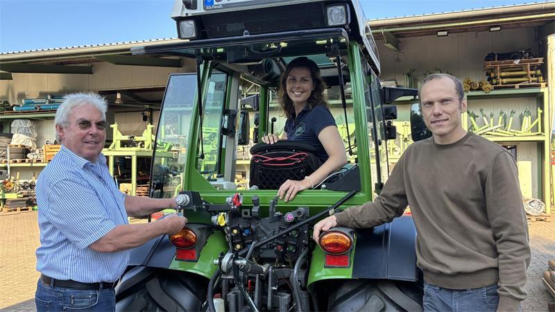 Elisabeth Rathjens-Wahlen hat das Steuer bei PHW Landmaschinentechnik übernommen. Links steht Firmengründer Peter Wahlen, Schwiegersohn Jochen Rathjens steigt zum 1. September 2026 ein.