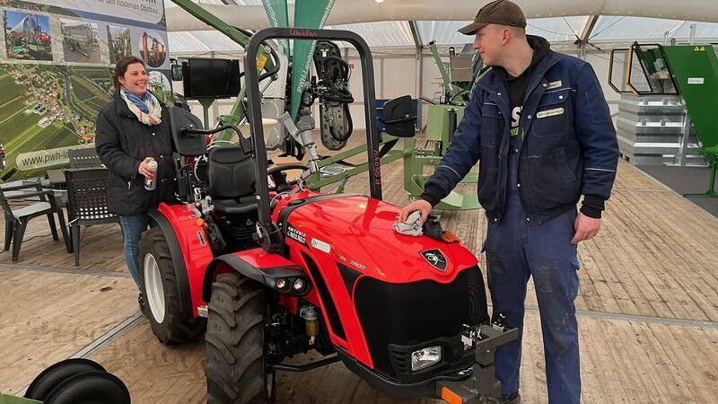 Elisabeth Rathjens-Wahlen und der Land- und Baumaschinenmechatroniker-Azubi Robin Helmcke bringen ihren „Antonio Carrera“ auf Hochglanz für die Obstbaumesse in Jork.