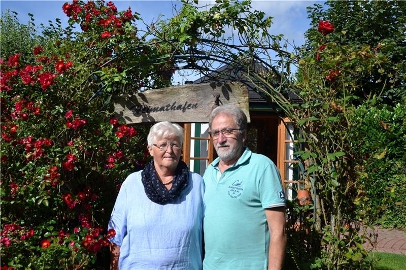 Elisabeth und Kurt Machlitt in ihrem Garten, ihrem Heimathafen am Asseler Fleet.