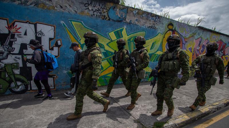 Als Geiseln genommene Justizvollzugsbeamte kommen frei Eliteteams der ecuadorianischen Streitkräfte patrouillieren in konfliktträchtigen Teilen der Stadt Quito.