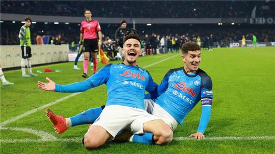 Eljif Elmas (l) wechselt aus Neapel nach Leipzig.