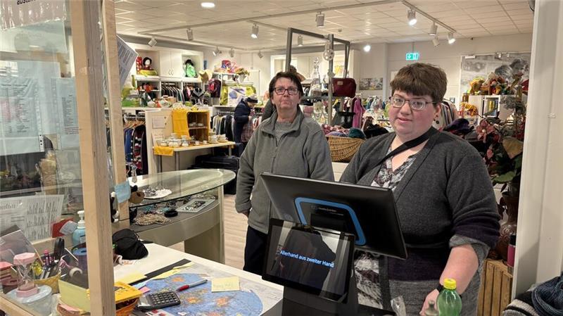 Elke Böttjer (links) und Tatjana Kastel sind in der Secondhand-Boutique Allerhand beschäftigt.