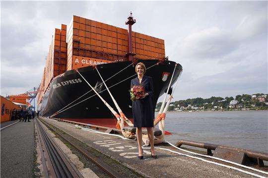 Elke Büdenbender, Ehefrau des BundespräŠsidenten Steinmeier, hat das Containerschiff in Hamburg getauft.