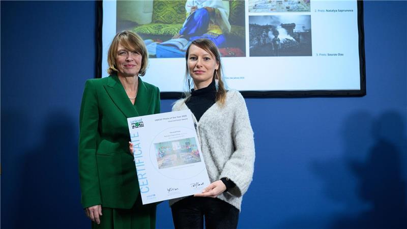 Elke Büdenbender, die auch Schirmherrin von Uncef ist, übergibt der Zweitplatzierten Natalya Saprunova ihre Urkunde.
