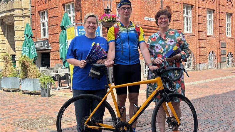 Weinfest und Cyclassics: Das müssen Sie zu Buxtehudes Super-Sonntag wissen Elke Engwicht (Tourismusförderung, von links), Cyclasscs-Starter Moritz Timm und Bürgermeisterin Katja-Oldenburg-Schmidt werben vor dem Rathaus für den Super-Sonntag in Buxtehude.