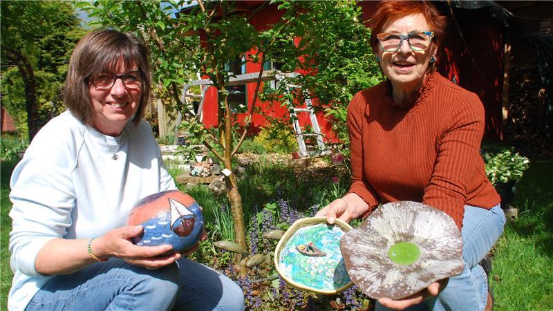 Elke Ernst (links) und Michaela Parlow laden zum Töpferflohmarkt in Fredenbeck ein.