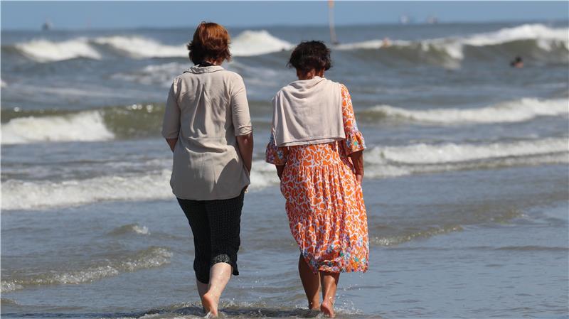 Durchatmen an der Nordsee: Wie Salz und saubere Luft der Lunge helfen Elke Jordan (l), Ärztliche Direktorin der Klinik Norderney, und die Patientenbeauftragte und Thalasso-Therapeutin der Klinik, Vera Bauer, gehen am Strand von Norderney spazieren.