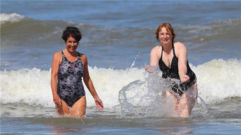 Durchatmen an der Nordsee: Wie Salz und saubere Luft der Lunge helfen Elke Jordan (r), Ärztliche Direktorin der Klinik Norderney, und die Patientenbeauftragte und Thalasso-Therapeutin der Klinik, Vera Bauer, in der Nordsee vor Norderney.