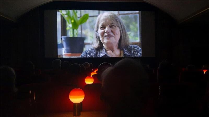 Elke Loewe spricht im Film über eine gefährdete Demokratie, was ihr Angst mache.