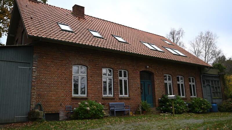 Elke Loewe wohnt in der sanierten, alten Schule.