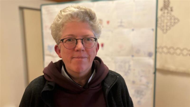 Elke Meyer kümmert sich um das Waisenkinder-Projekt mit Gimbi. Im Hintergrund sind einige der Dankesbriefe aufgehängt.