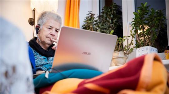 Elke Schilling ist die Gründerin von Silbernetz. Die Hotline bietet Menschen ab 60 Jahren ein offenes Ohr.