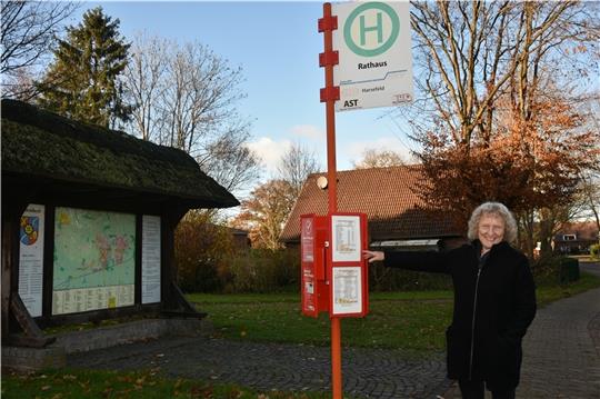 Elke Weh an einer Haltestelle , die der Bürgerbus im nächsten Jahr nicht mehr anfahren wird. Foto: Felsch