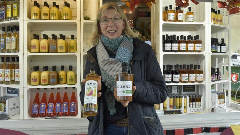 Nicht nur zum Reinbeißen: In Ahlerstedt dreht sich alles um Äpfel Elke Weßel mit hochprozentigen Apfelgetränken.