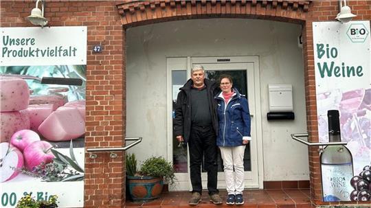 Elke und Erwin Otto vor dem zerstörten Ladengeschäft von „Cuxland pur“ an der Hemmoorer Hauptstraße.
