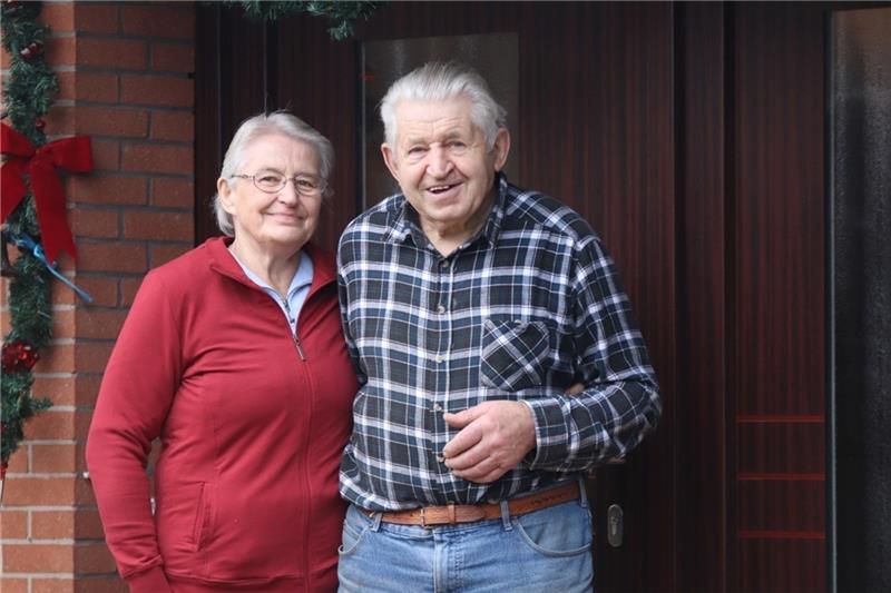 Warum Hinni nach 50 Jahren vom Deich wegziehen muss Elke und Hinni Jungclaus feiern dieses Weihnachtsfest im neuen Haus. Fotos: Klempow
