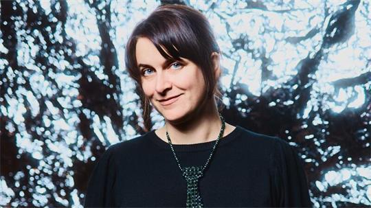 Ella Carina Werner, Mitherausgeberin der Satire-Zeitschrift „Titanic“, präsentiert ihr neues Buch „Menopause Turbosause“ bei Schaumburg.