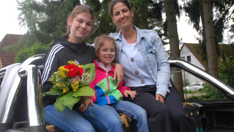Ella, Emma und Stephanie Dettmann im Pick-up auf dem Weg zur Wasserbüffel-Weide.