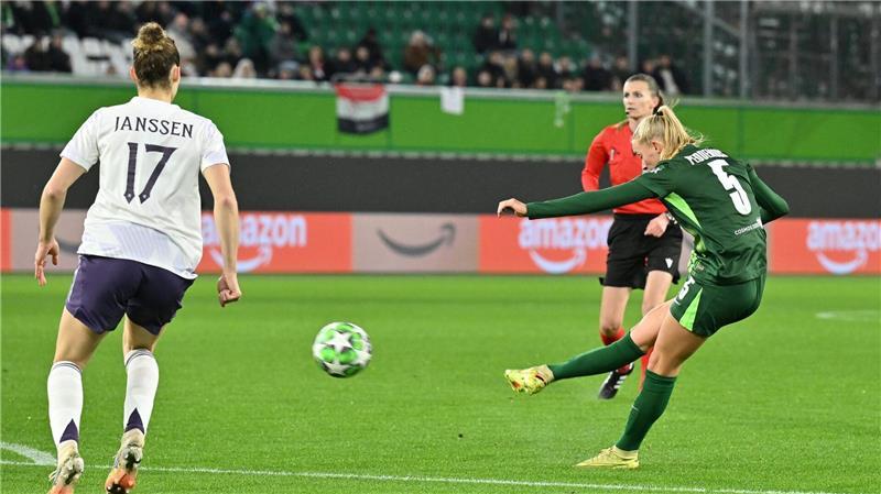 Wolfsburg schlägt Manchester United trotz Popp-Verletzung Ella Peddemors trifft zum 1:1 für den VfL Wolfsburg.