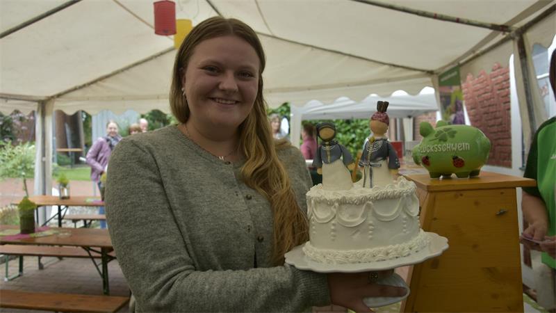Das große Backen in Borstel: Eine Bienentorte ist die Siegerin Ella Weilert aus Jork hat sich die Blütenkönigin als Motiv ausgesucht und belegt Platz drei.