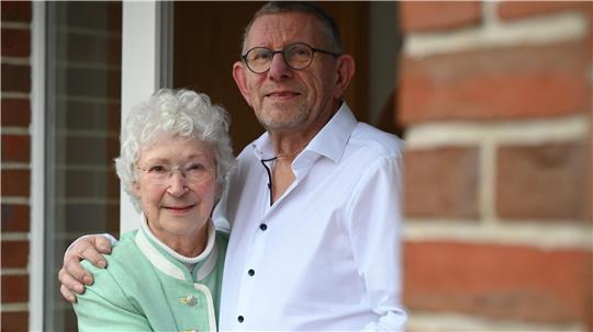 Ellen (80) und Johan van Dijk (78) blicken aus der Haustür heraus.