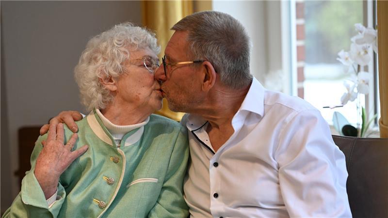 Ellen (80) und Johan van Dijk (78) geben sich einen zärtlichen Kuss.
