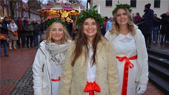 Ellen, Petronella und Julia (von links) teilen sich im Chor die Rolle der Lucia, der schwedischen Lichterkönigin.