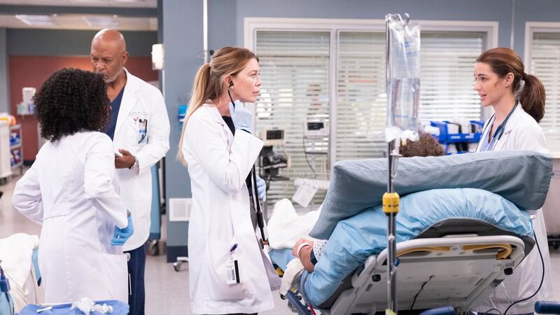 Berichte: „Grey’s Anatomy“ erhält 21. Staffel Ellen Pompeo (l) spielt in der 19. Staffel der Arztserie „Grey’s Anatomy“ Dr. Meredith Grey an der Seite von Adelaide Kane als Jules Millin in (undatierte Filmszene).