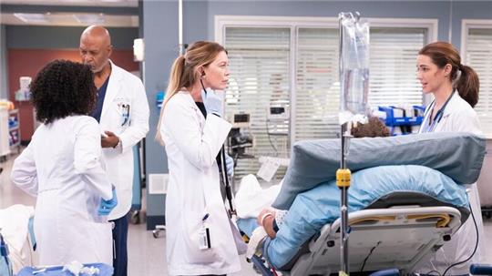 Ellen Pompeo (l) spielt in der 19. Staffel der Arztserie „Grey’s Anatomy“ Dr. Meredith Grey an der Seite von Adelaide Kane als Jules Millin in (undatierte Filmszene).