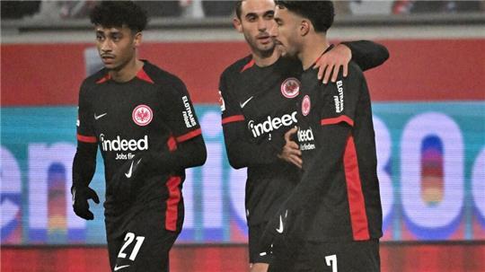 Ellyes Skhiri beglückwünscht Omar Marmoush zu dessen Treffer.