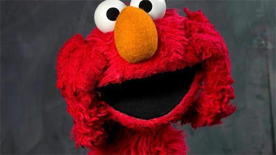 Elmo, das rote Monster aus der Sesamstraße, ist mit einem neuen Videopodcast auf Sendung und interviewt prominente Gäste. (Archivbild)