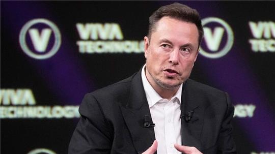 Elon Musks Neuralink hat im Mai die Erlaubnis bekommen, das flache und runde Implantat in einer klinischen Studie Menschen einzusetzen.