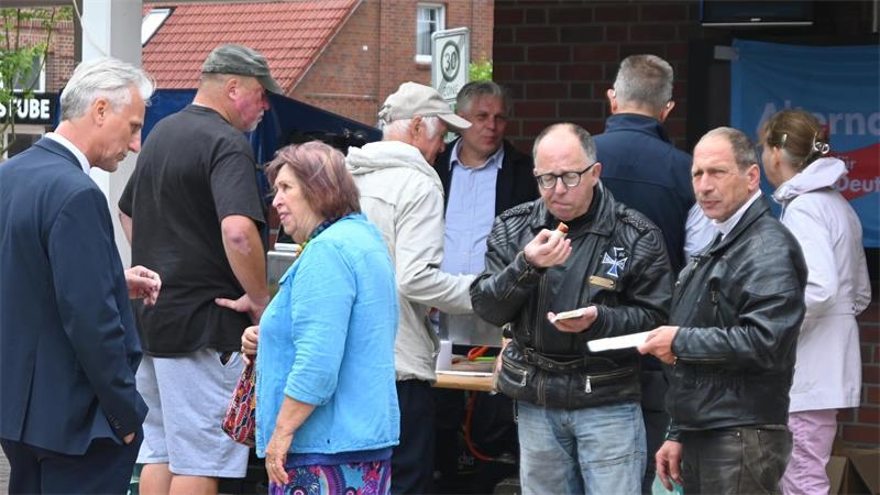 Else Zager von Omas gegen Rechts sucht das Gespräch mit dem AfD-Landratskandidaten Werner Jacobs (links). Mit dem TAGEBLATT will Jacobs nicht über seine Partei und die Gegendemo sprechen.