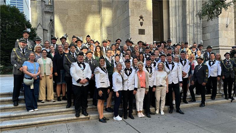 97 Elstorfer Schützen bei der Parade in der Stadt, die niemals schläft Elstorfer Schützen und der Spielmannszug vor der St.-Patrick-Cathedral in New York.