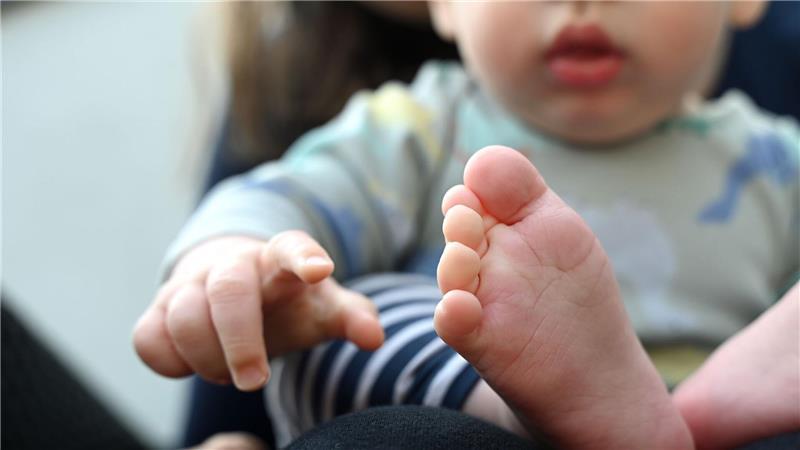 Eltern sind einer Studie zufolge durchschnittlich weniger zufrieden als Kinderlose, empfinden aber mehr Sinn im Leben (Archivbild). 