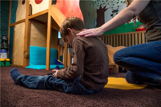 Eltern sollten sich auch selbst stabilisieren, um ihren Kindern helfen zu können. Foto: Christin Klose/dpa-tmn