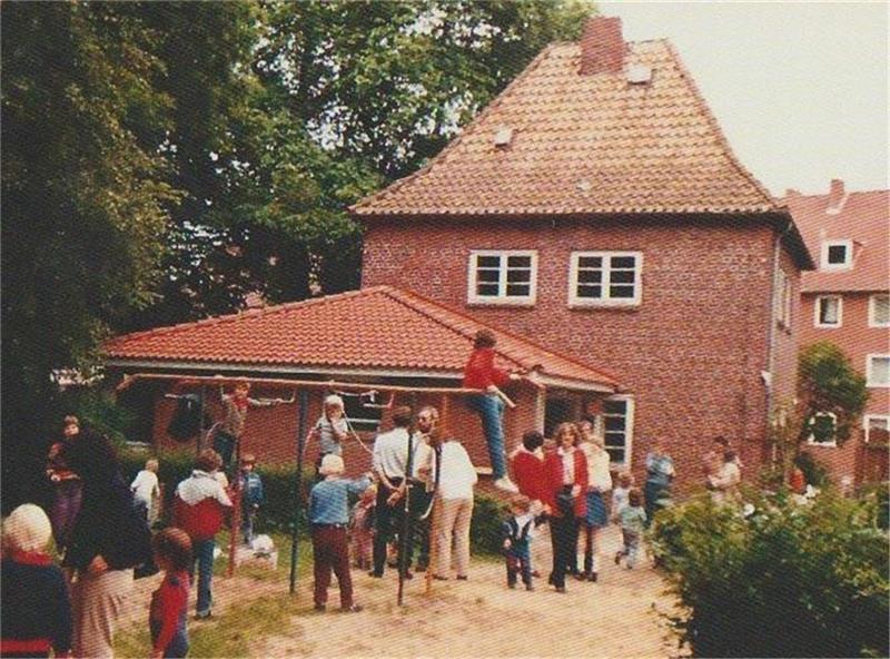 Das „Haus für Kinder“ in Stade wird 50 Eltern und Kinder im Garten beim Umbau der Kita Mitte der 80er Jahre.