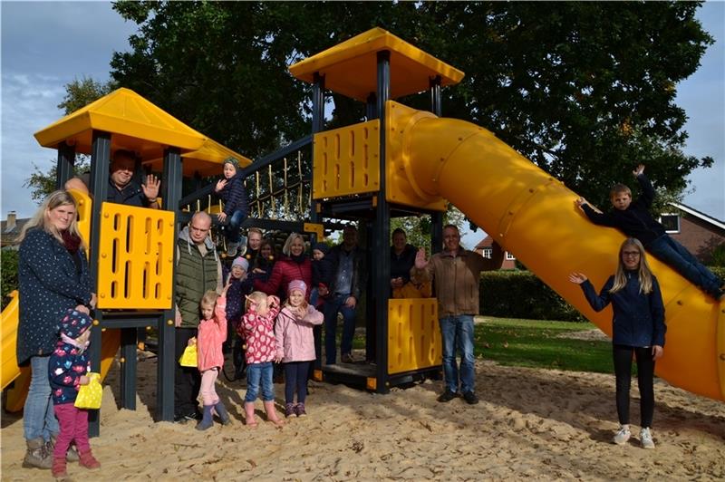Eltern und Kinder in der Feldstraße freuen sich über den neuen Spielplatz. Die Eltern haben etwa 10 000 Euro Eigenleistung und Spenden eingebracht. Foto: Helfferich
