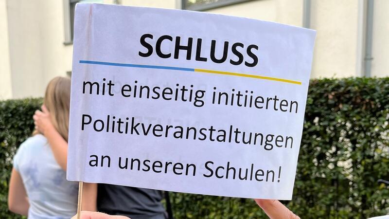 Nach AfD-Veranstaltung: So wollen Eltern die Parteipolitik an Buxtehudes Schulen stoppen Eltern und Schüler hatten schon im September während der AfD-Veranstaltung gegen Parteipolitik an Schulen demonstriert.
