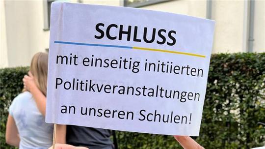 Eltern und Schüler hatten schon im September während der AfD-Veranstaltung gegen Parteipolitik an Schulen demonstriert.