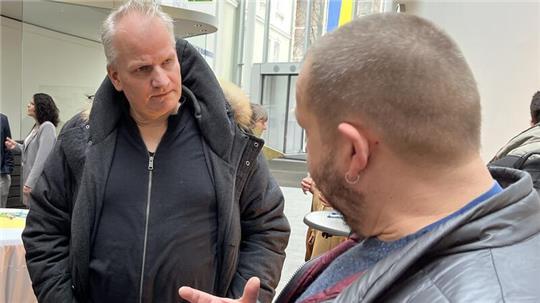 Elternsprecher Marc Höper (links) im Gespräch mit Niels Großkreutz, SPD-Ortsvorsteher von Immenbeck und Vorsitzender des städtischen Bauausschusses.