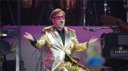 Elton John bei seinem Auftritt auf der Pyramid Stage des Glastonbury Festivals in Worthy Farm in Somerset. Der britische Popstar Elton John versteigert Teile seiner privaten Kunstsammlung.